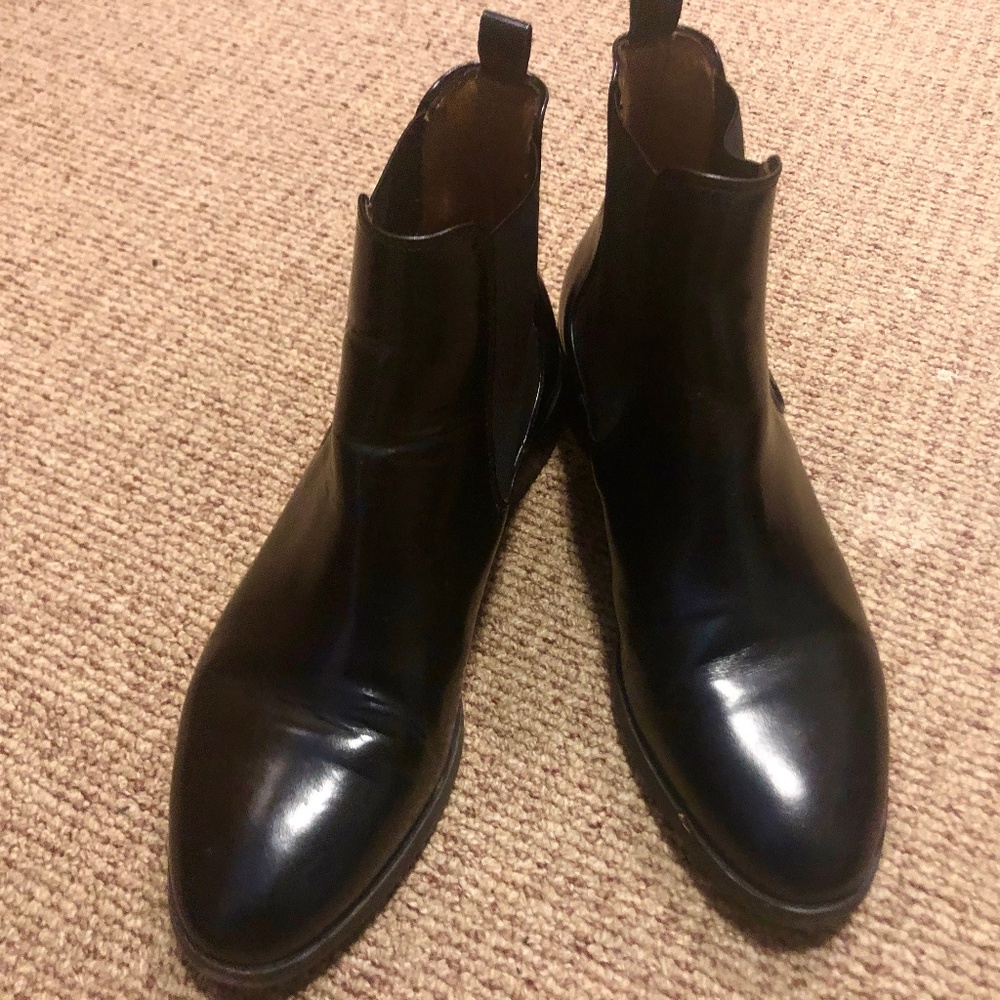 Nearly new Black Leather Chelsea Boots
